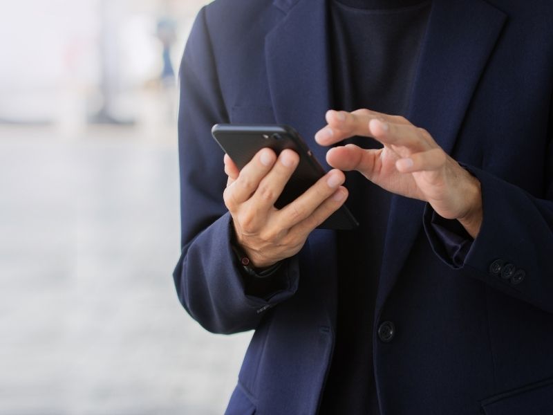 uomo usa app da telefonino