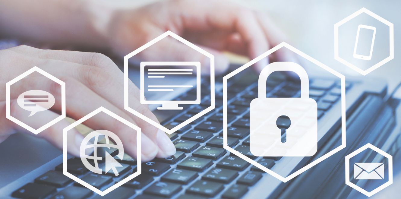 mano che digitano su tastiera computer con grafiche lucchetto a indicare la protezione dei dati