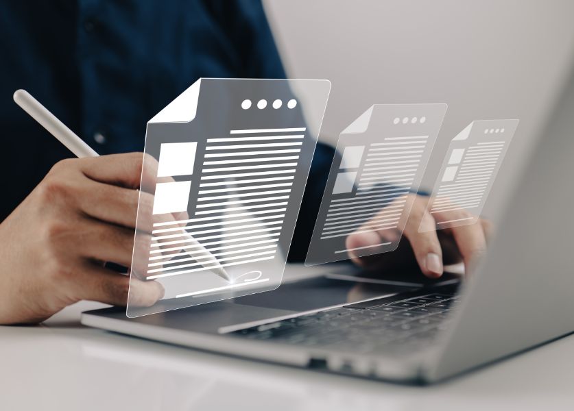 uomo al computer con grafica di documenti a indicare la gestione documentale online
