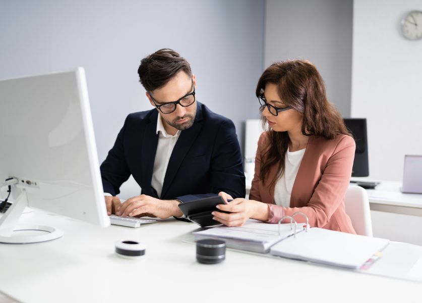 uomo e donna effettuano la gestione finanziaria in ufficio