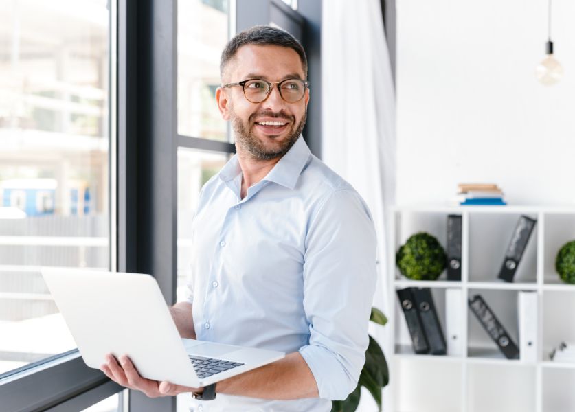 uomo con computer in ufficio