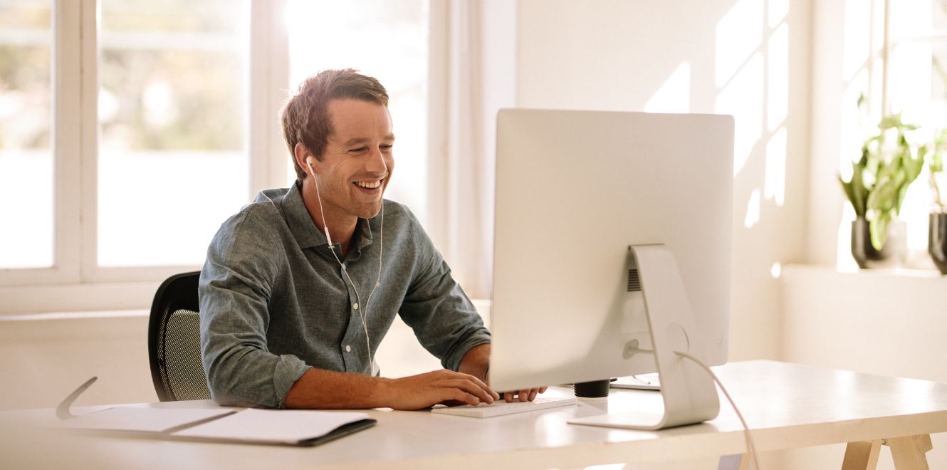 uomo in ufficio segue la demo gestione finanziaria online di Must Web