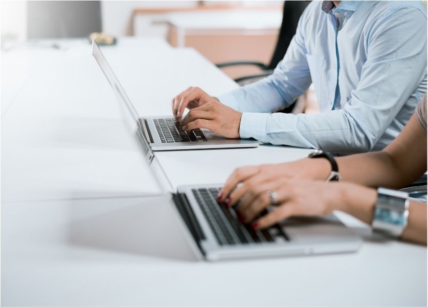 persone lavorano al computer