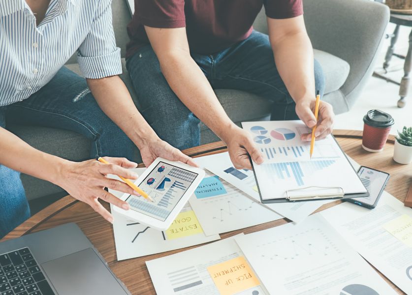 due persone usano soluzioni fintech sul tablet