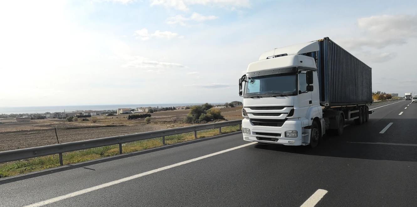 camion su strada a simbolo della movimentazione dei rifiuti e gestione per cui serve il Fir digitale