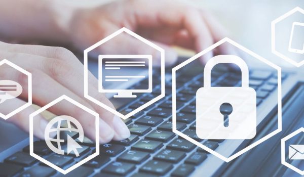 mano che digitano su tastiera computer con grafiche lucchetto a indicare la protezione dei dati