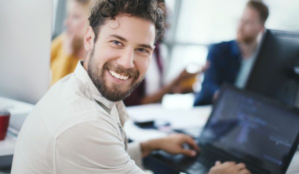 ragazzo sorridente in ufficio