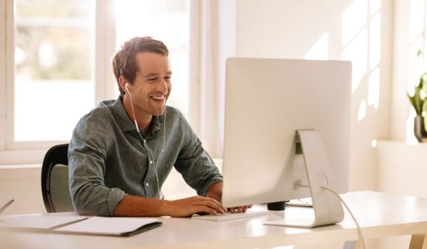 uomo in ufficio segue la demo gestione finanziaria online di Must Web