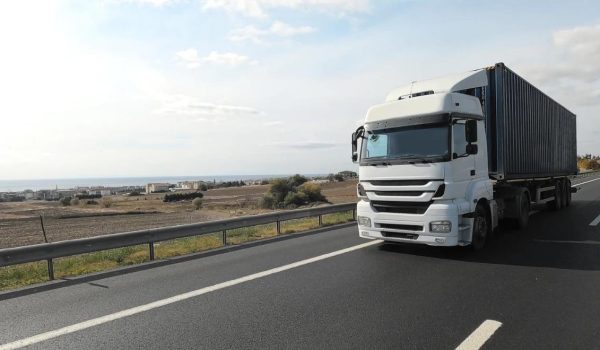 camion su strada a simbolo della movimentazione dei rifiuti e gestione per cui serve il Fir digitale